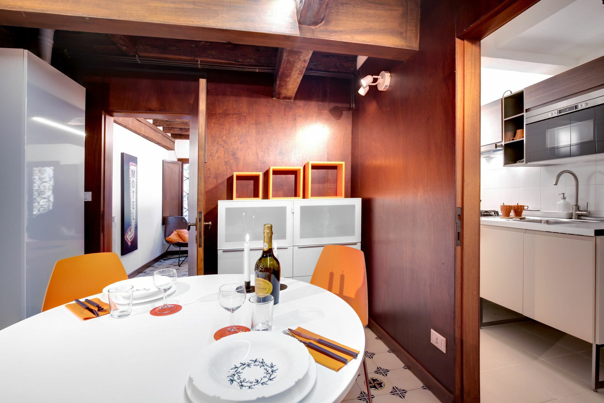 Overlooking Grand Canal Apartment