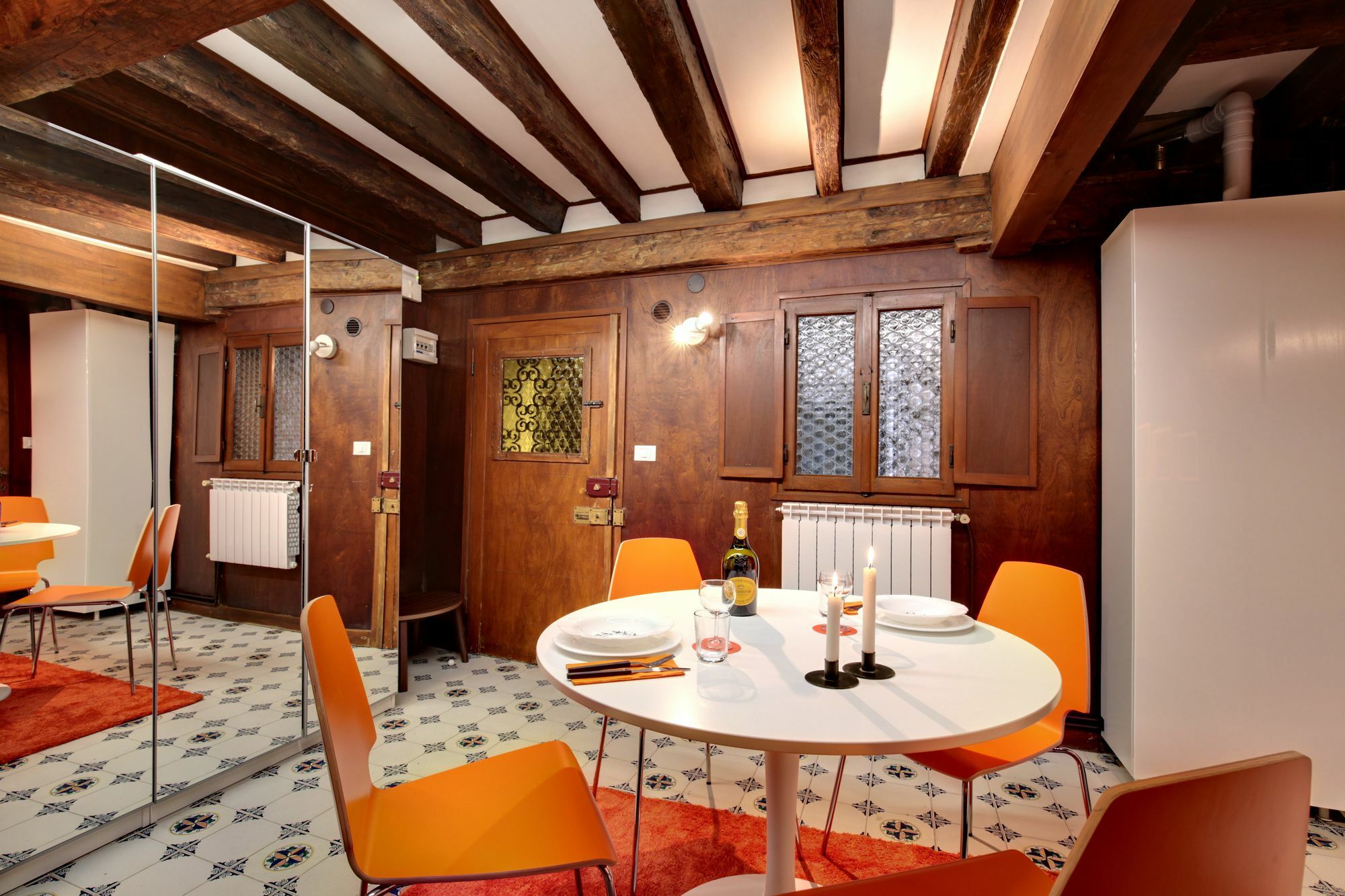 Overlooking Grand Canal Apartment